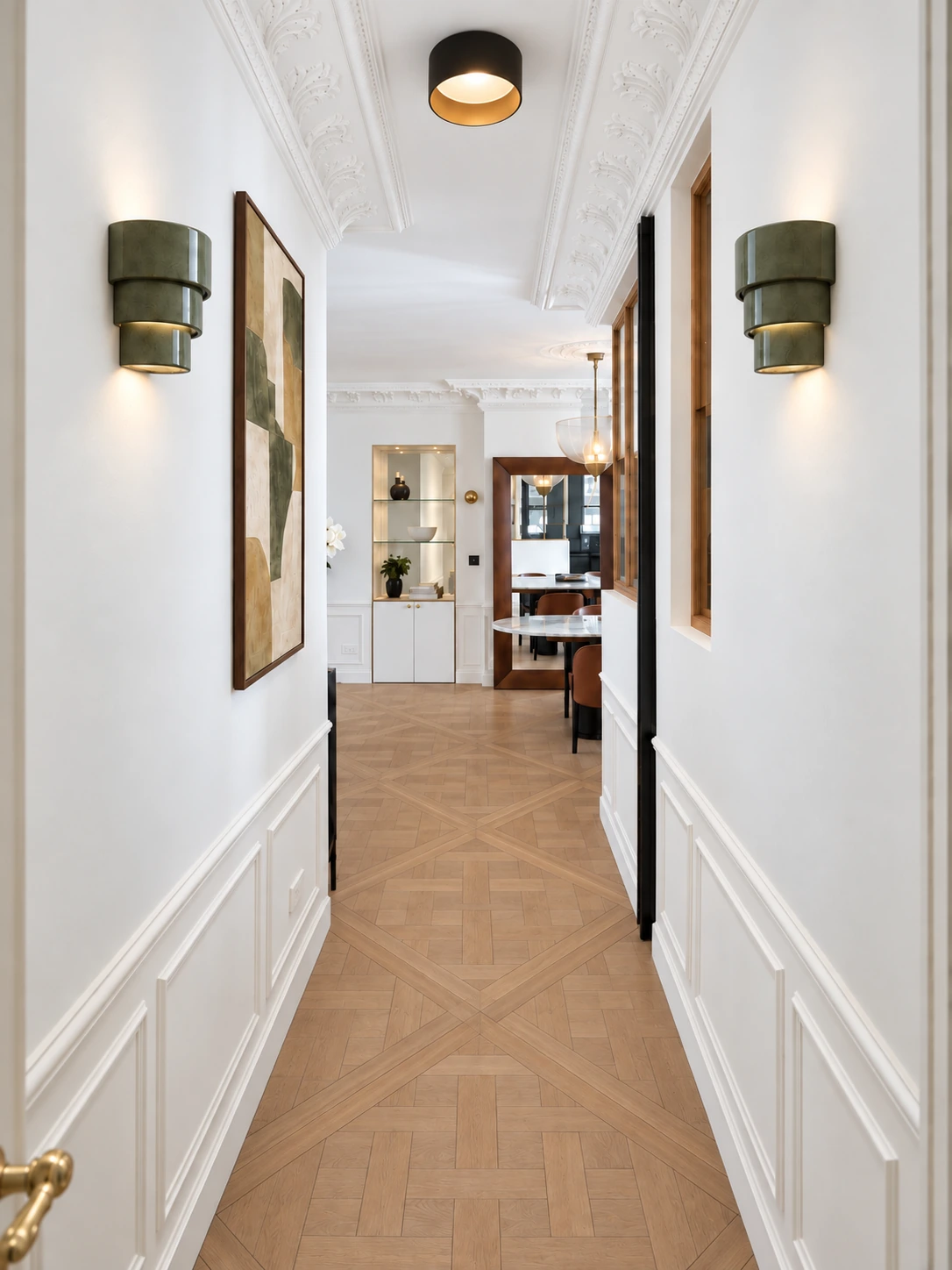 Entrée du projet Archives, parquet à chevrons, appliques et corniches sculptées.
