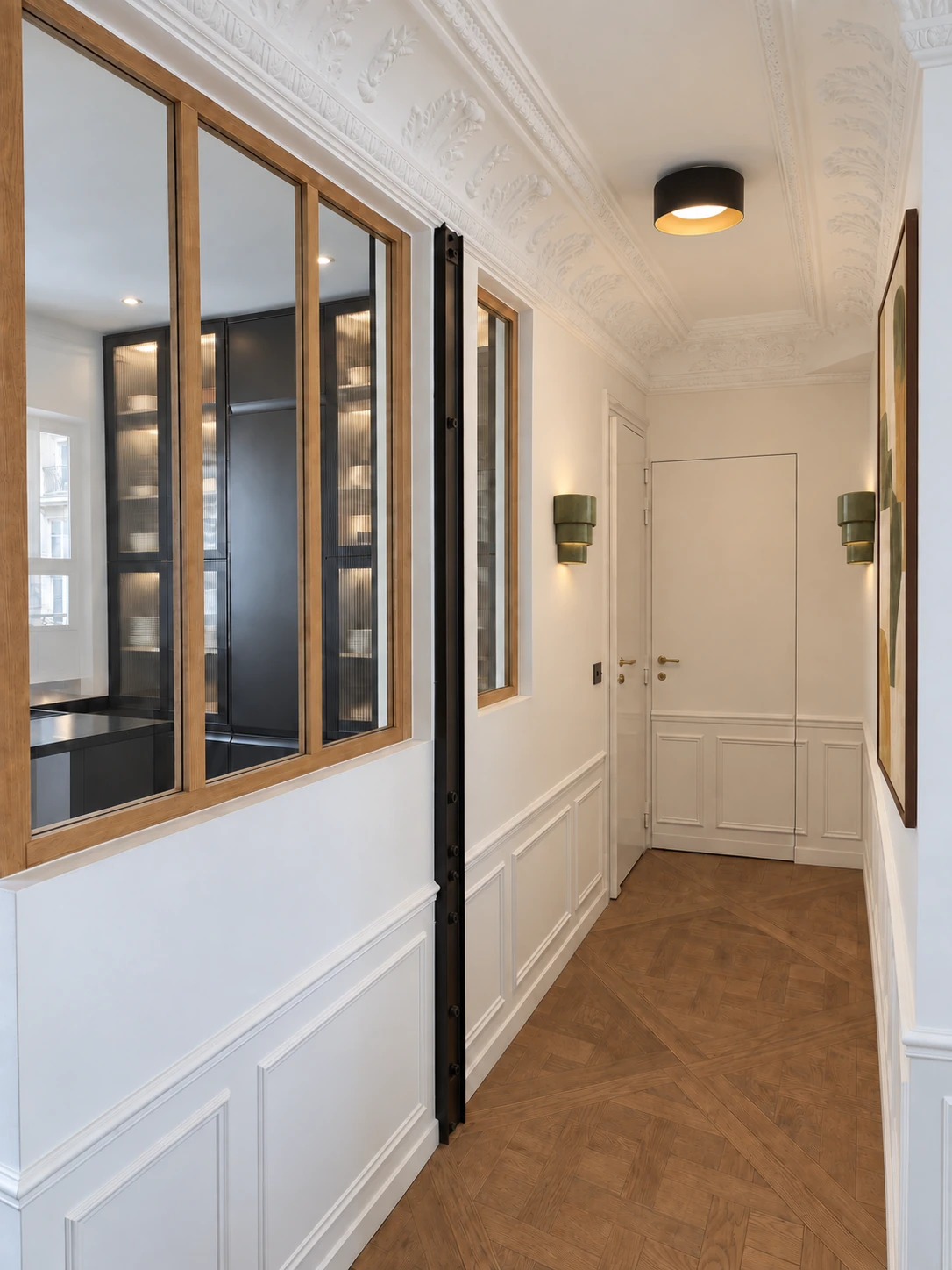 Entrée Archives, verrière à encadrement en bois et parquet à chevrons.