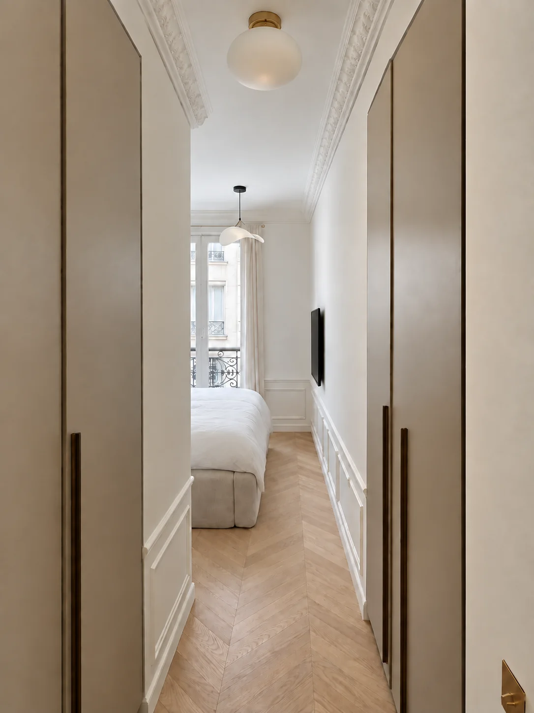 Perspective vers la chambre du projet Demours, encadrée de menuiseries et de moulures.