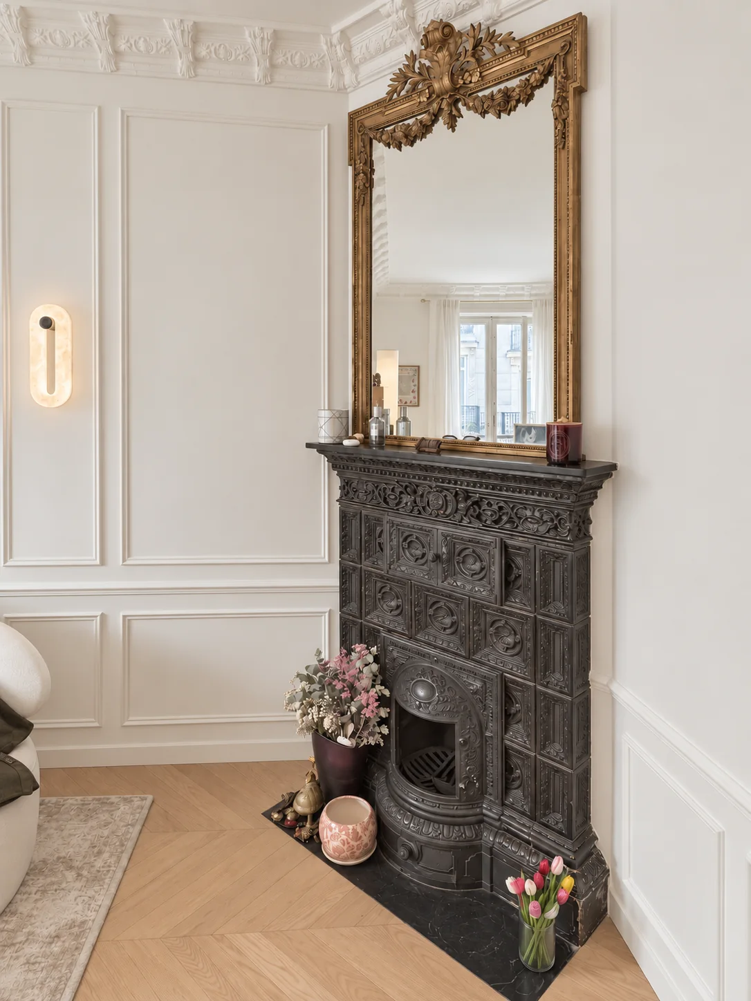 Salon du projet Demours, cheminée sculptée, grand miroir doré et décor mouluré.