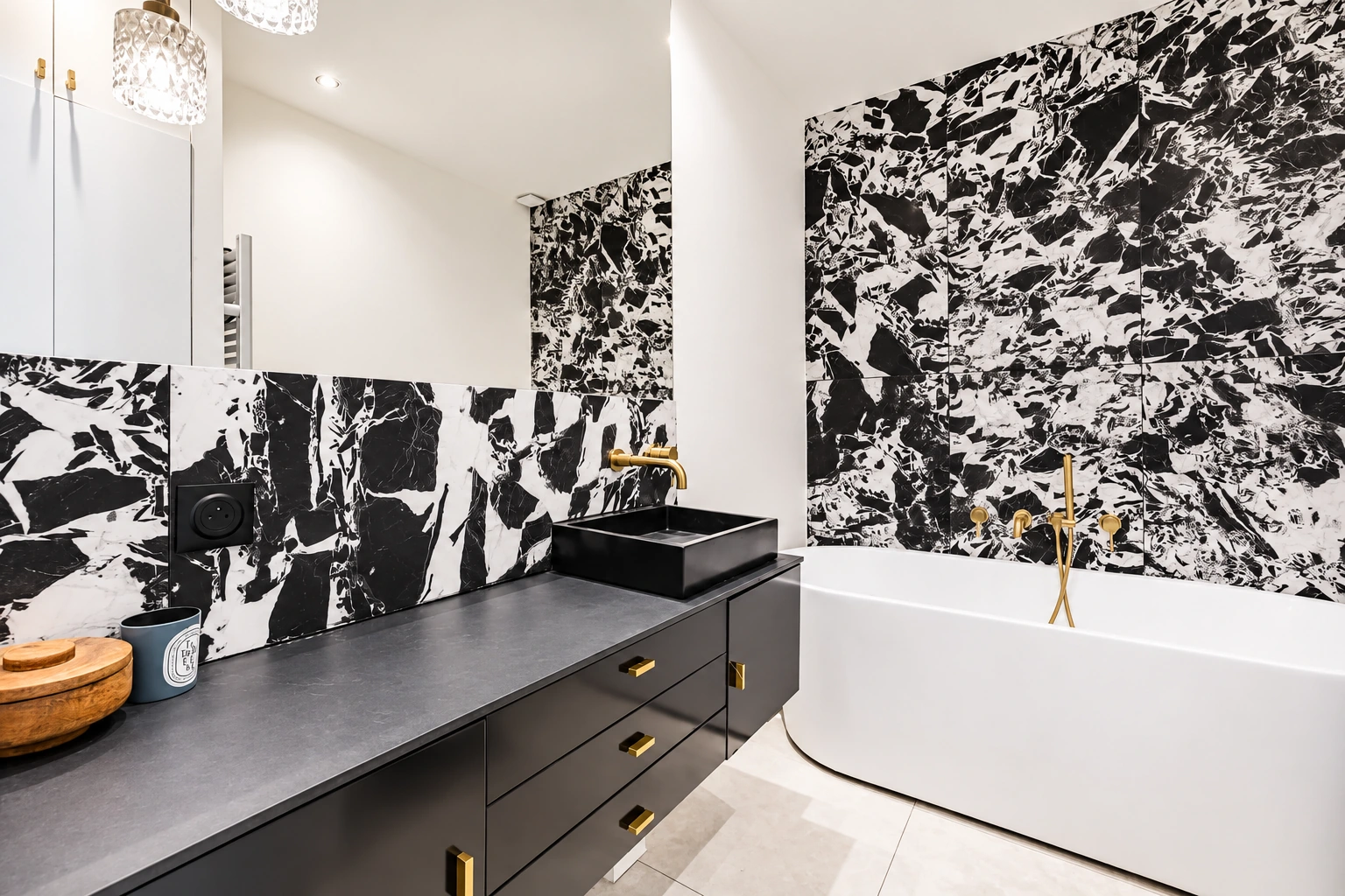 Salle de bain du projet Turenne, baignoire blanche, pierre noire et blanche et robinetterie en laiton.