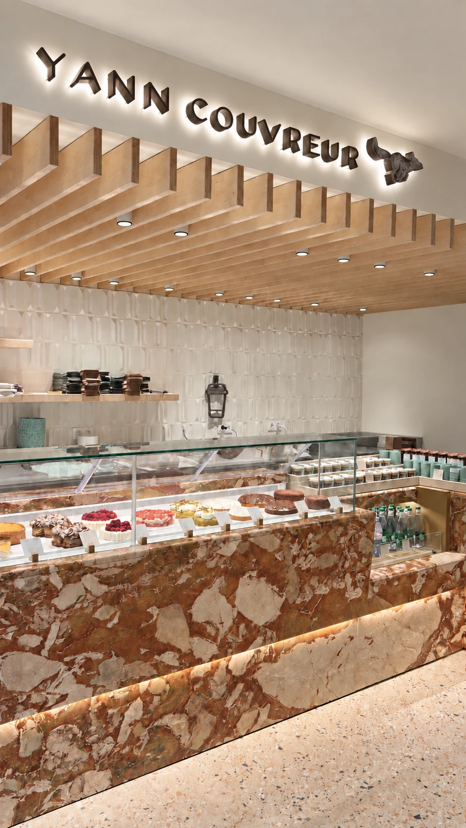 Comptoir et enseigne intérieure de la boutique Yann Couvreur Caulaincourt à Paris.